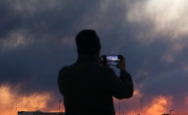 Frikë dhe shpresë në Iran mes bombardimeve SHBA-Izrael