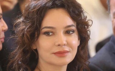 Pas debatit me ministren Ismailaj në mbledhjen e grupit të PS, Spiropali del me mesazh të koduar në “Facebook”: Mbaje fytyrën nga…