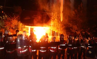 Ambasada gjermane reagon për protestën: Udhëheqësit politikë kanë përgjegjësi për bashkëjetesën paqësore