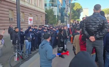 “Shqipëria Bëhet” nis protestën para Kryeministrisë, qytetarë dhe aktivistë kërkojnë largimin e qeverisë