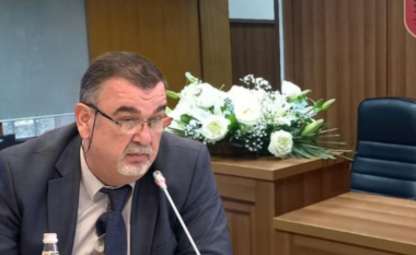 U vra brenda sallës së gjyqit, familjarët e Astrit Kalasë kërkojnë që gjyqtari të shpallet “Dëshmor i Atdheut”