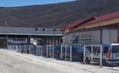 Fluks dhe radhë kilometrike në Kapshticë, qytetarët presin mbi dy orë për të kaluar kufirin