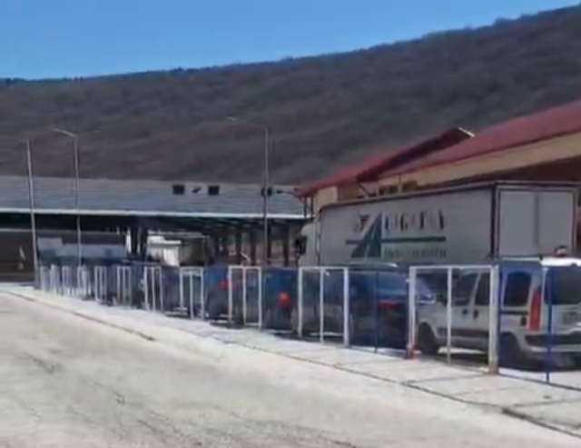 fluks-dhe-radhe-kilometrike-ne-kapshtice-qytetaret-presin-mbi-dy-ore-per-te-kaluar-kufirin