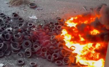 Re të zeza pushtojnë superstradën Lezhë–Laç, digjen dhjetëra goma poshtë urës së Milotit