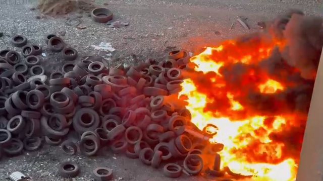 Re të zeza pushtojnë superstradën Lezhë Laç  digjen dhjetëra goma poshtë urës së Milotit