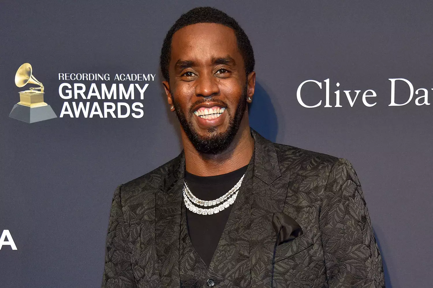 Sean  Diddy  Combs fiton lirimin e parakohshëm pas përkushtimit në rehabilitim