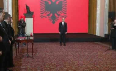 Ndryshimet në qeveri/ Me dorën mbi Kushtetutë, betohen para presidentit Begaj, zëvendëskryeministrja dhe ministrat e rinj