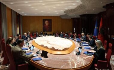 FOTO+VIDEO/ RAMA MBLEDH “QEVERINË E RE”! Zv.kryeministrja dhe 6 ministra që ndryshuan u betuan para Presidentit