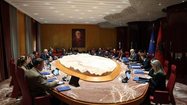 FOTO+VIDEO/ RAMA MBLEDH “QEVERINË E RE”! Zv.kryeministrja dhe 6 ministra që ndryshuan u betuan para Presidentit