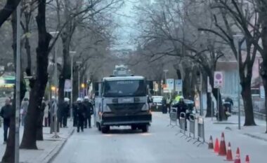 Protestuesit hodhën molotov tubimin e kaluar/ Policia merr masa për të mbrojtur vilën e ish-diktatorit Enver Hoxha, pranë saj vendoset një autobot me ujë