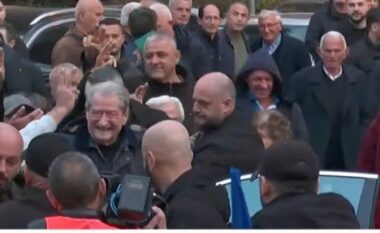 Protesta kombëtare, Berisha mbërrin në selinë blu, pritet nga mbështetësit