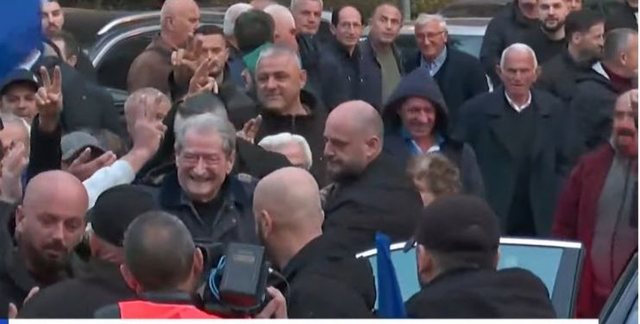 Protesta kombëtare, Berisha mbërrin në selinë blu, pritet nga mbështetësit