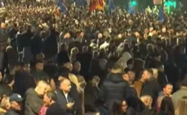 Protesta nis me tensione, qytetarët hedhin molotov