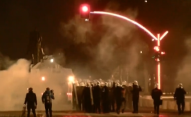 Vijojnë tensionet/ Hidhen molotovë e fishekzjarre në drejtim të Ministrisë së Brendshme, policia përgjigjet me gaz lotsjellës