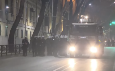 Protestuesit hedhin molotovë para selisë së PS, i vënë flakën makinës së Policisë