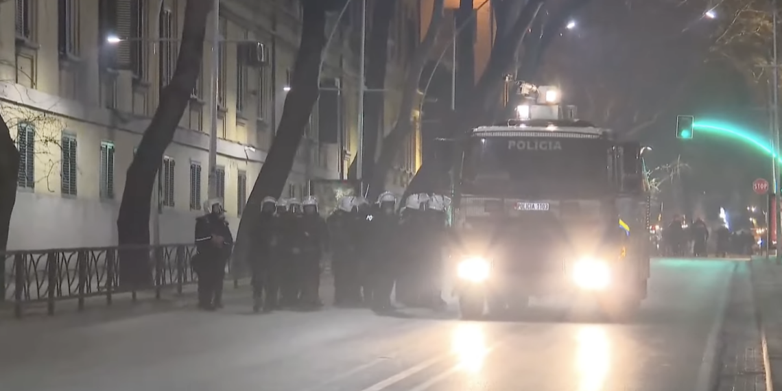 Protestuesit hedhin molotovë para selisë së PS, i vënë flakën makinës së Policisë