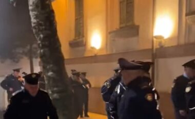 Tensione në protestën e PD, plagosen katër efektivë, dërgohen me urgjencë në spital