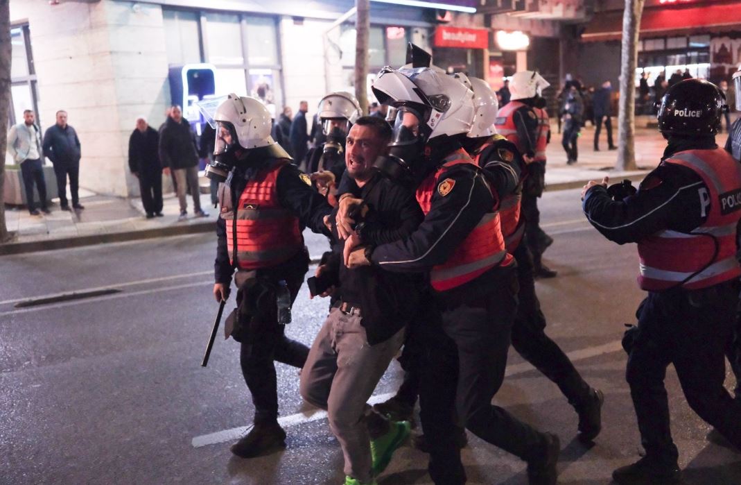 Protesta e opozitës  23 persona të shoqëruar në Komisariate