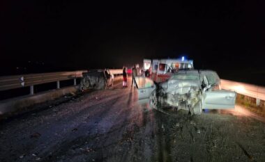 Aksident tragjik në Vlorë/ Dy viktima dhe një i plagosur nga përplasja e dy automjeteve