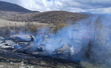 Zjarr i fuqishëm në Kolonjë, digjet stalla me ushqim për bagëtitë