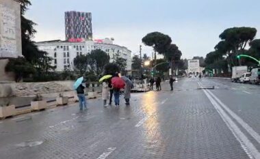 Karburanti arrin në 220 lekë, dështon protesta kundër rritjes së çmimit të naftës/ Asnjë qytetar përballë Kryeministrisë, vetëm policët dhe media në gatishmëri