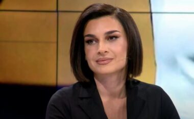 FOTO/ Njihuni me vajzën 15-vjeçare të Elsa Lilës