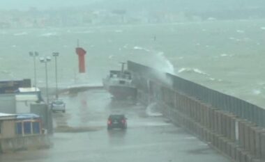 Moti i keq me erëra të forta pritet të përfshijë vendin, “paralizohet” lundrimi! Anulohet nisja e tragetit Vlorë-Brindisi