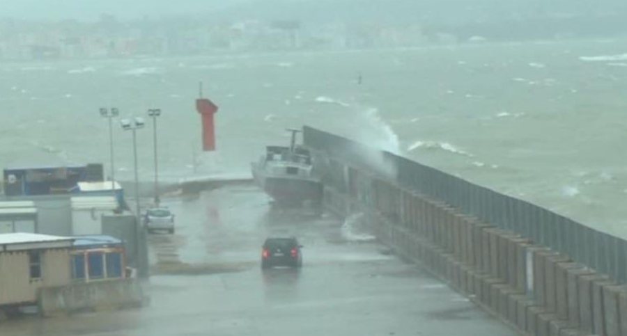 Moti i keq me erëra të forta pritet të përfshijë vendin, “paralizohet” lundrimi! Anulohet nisja e tragetit Vlorë-Brindisi