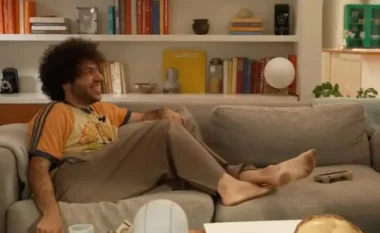 “Edhe kur nuk bëj dush, unë mbaj erë të mirë!”/ Benny Blanco tallet me thashethemet për higjienën, pasi videoja me këmbët e pista u bë virale