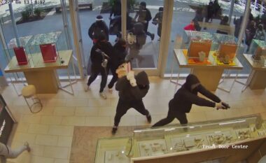 Si në filma! Vjedhje spektakolare në 70 sekonda/ Grabitësit hynë në dyqanin luksoz të bizhuterive dhe vjedhin 1.7 mln dollarë (VIDEO)