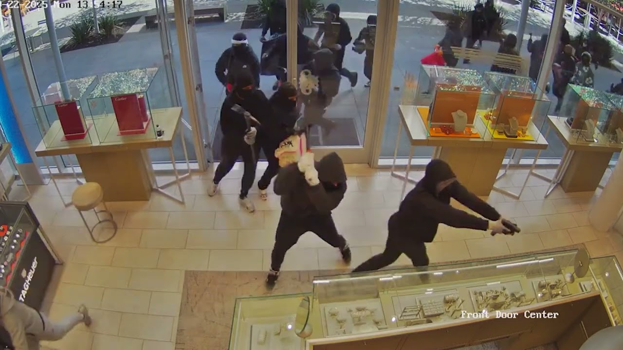 Si në filma  Vjedhje spektakolare në 70 sekonda  Grabitësit hynë në dyqanin luksoz të bizhuterive dhe vjedhin 1 7 mln dollarë  VIDEO 