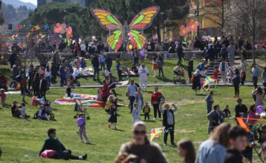 Pamje me dron/ Tirana feston Ditën e Verës, qytetarët mbushin rrugët e kryeqytetit