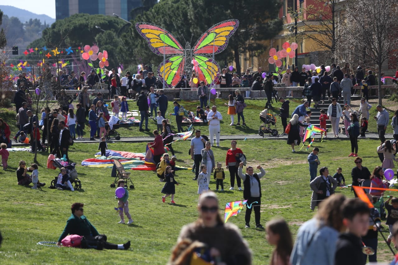 Pamje me dron  Tirana feston Ditën e Verës  qytetarët mbushin rrugët e kryeqytetit