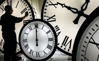Të dielën ndryshon ora! Do flemë një orë më pak apo më shumë?