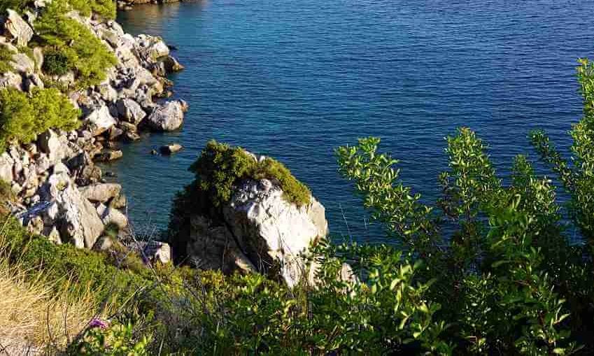 Thriller në Greqi  Gjenden brenda një valixheje eshtrat e dy personave në liqenin artificial të një resorti turistik