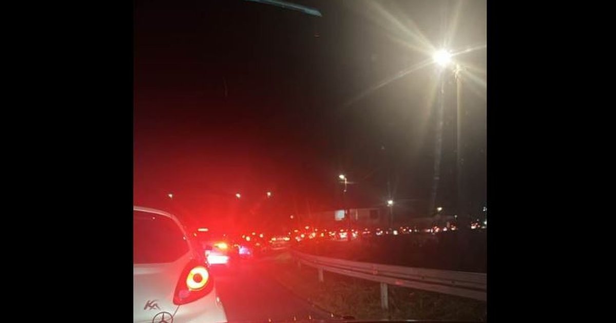 FOTO VIDEO  Deputeti publikon pamjet  Shqiptarët në radhë për naftë më të lirë në Mal të Zi