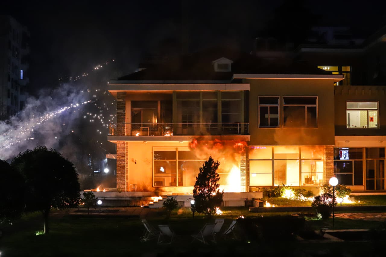 Protesta e opozitës, reagon Delegacioni i BE-së: Shqetësim për aktet e dhunës, aktorët politikë të vetëpërmbahen