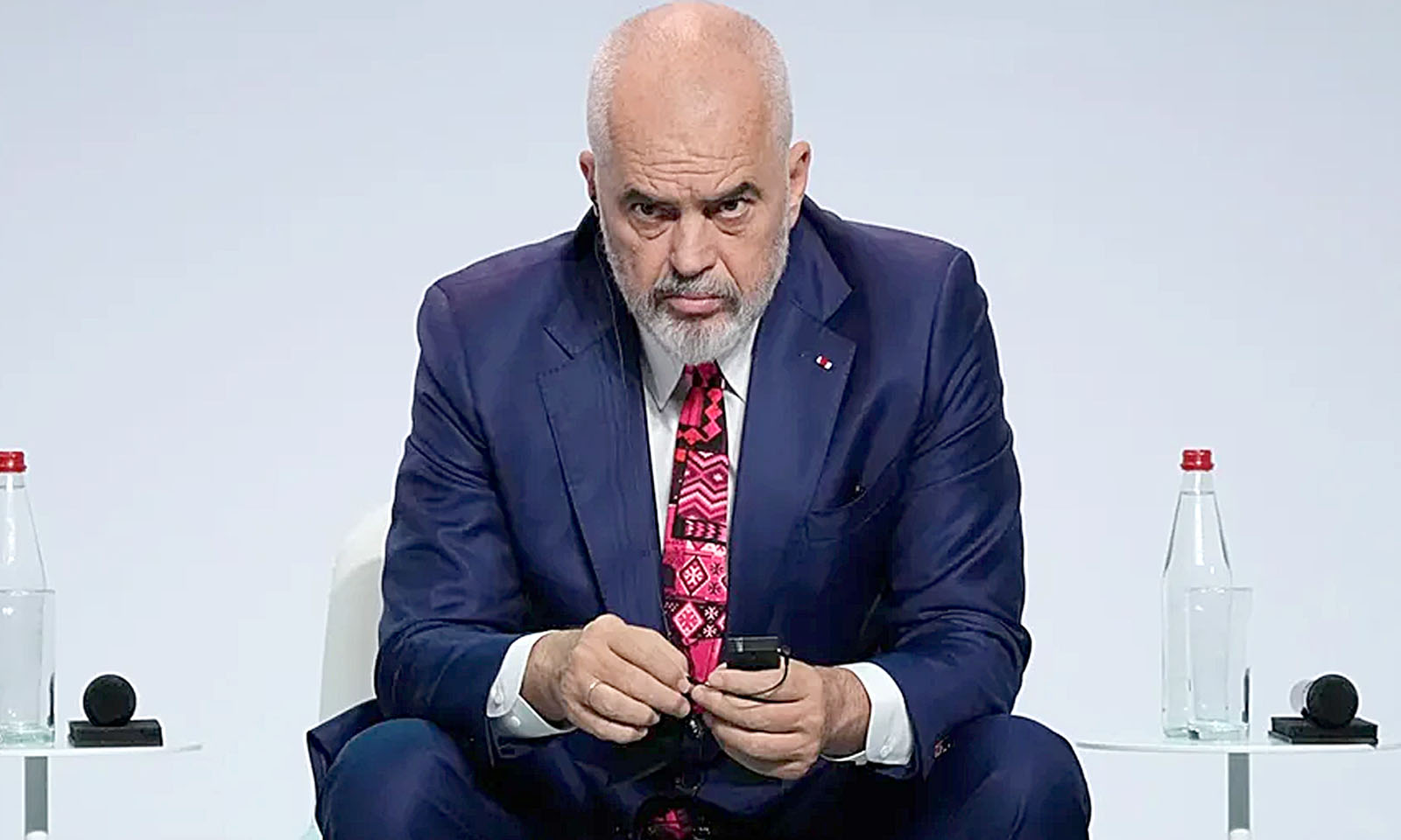 Qytetarët shpërthjejnë keq ndaj Ramës për çmimet e larta: Miqtë e tu që se di nga i more dhe i solle për t`i bërë dollibashë pushteti, karrigen e ktheve në strehë…