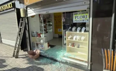 Tre persona tentojnë të grabisin një argjendari, flet pronari: Dyqanin e hapën me kriko makine! Çfarë filmuan kamerat e sigurisë