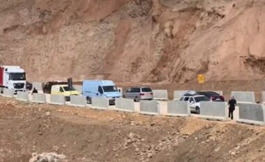 VIDEO/ Kaosi me rrugët në juglindje, rihapet qarkullimi në Dragostunjë, nis lëvizja e automjeteve në Librazhd-Prrenjas! Fluks dhe radhë kilometrike, reagon dhe kreu i ARRSH