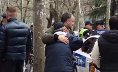 Aksidenti fatal në Tiranë/ Momenti prekës kur bashkëshorti i të ndjerës shkon në vendngjarje