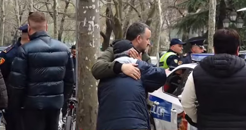 Aksidenti fatal në Tiranë/ Momenti prekës kur bashkëshorti i të ndjerës shkon në vendngjarje (VIDEO)