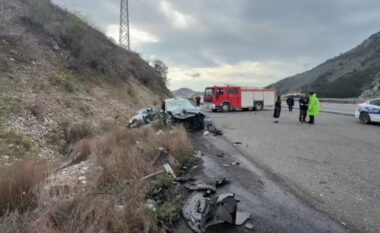Aksident në Rrugën e Kombit/ Përplasen dy automjete, 4 të lënduar dërgohen me urgjencë në spital (VIDEO)