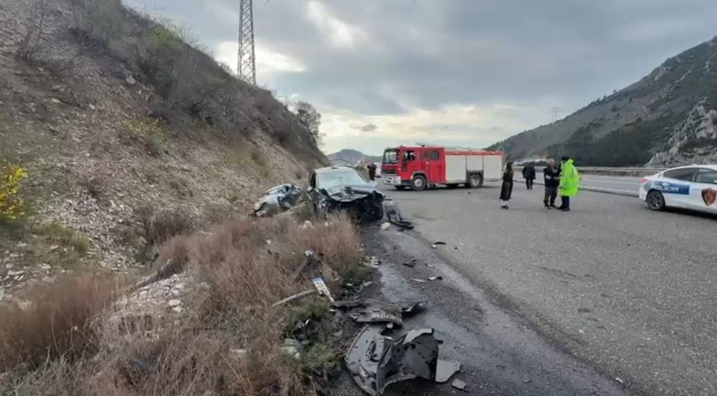 Aksident në Rrugën e Kombit/ Përplasen dy automjete, 4 të lënduar dërgohen me urgjencë në spital (VIDEO)