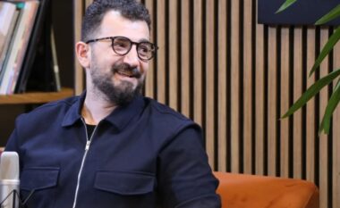 Albano Bogdo flet për divorcin e prindërve dhe ‘paktin’ me nënën: Babi u çua një ditë dhe iku, tha ‘nuk jam i lumtur’