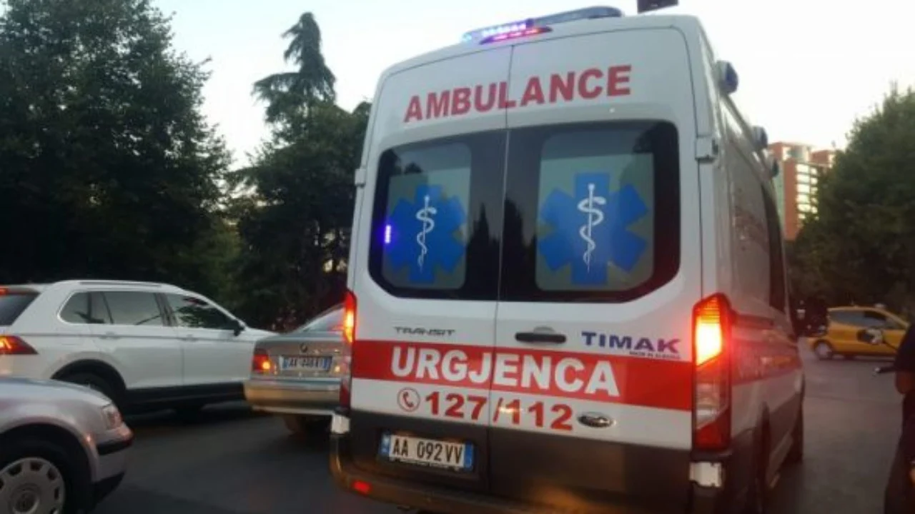 Ra nga lartësia teksa po vendoste një llambë elektrike në Shkodër  i moshuari përfundon në spital
