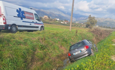 Aksident në aksin Sarandë–Delvinë, makina del nga rruga dhe përmbyset në kanal, dy të plagosur