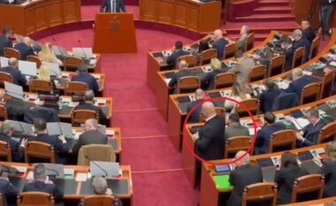 VIDEO/ Pas incidenteve në seancën e kaluar, gardisti merr në mbrojtje të veçantë Taulant Ballën