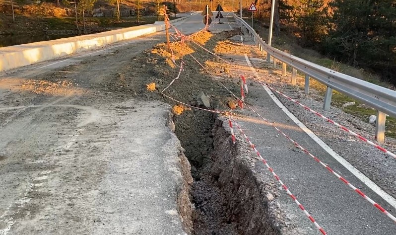 Mirëmbahet nga kompania “Alko Impex Construction”/ Dëmtohet rruga në Gjinar, çahet asfalti, rrezik në qarkullimin e mjeteve