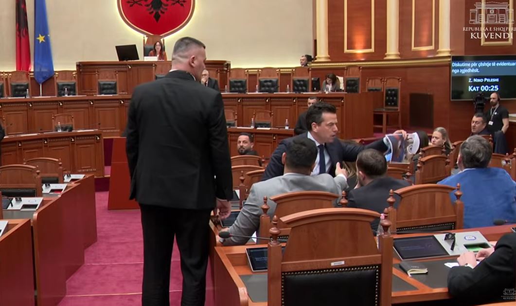 “Mirë si i keni vjedhur pronat, por dhe po i dhunoni”, Debate në Kuvend, Shehaj përjashtohet nga seanca pas përplasjes me socialistët: Plasi sytë! Nuk i keni parë videot!?